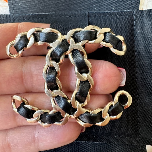 CHANEL 18V CLASSIC GOLD TONE LARGE BIG CC LOGO CHAIN BLACK LEATHER BROOCH PIN - Picture 8 of 10